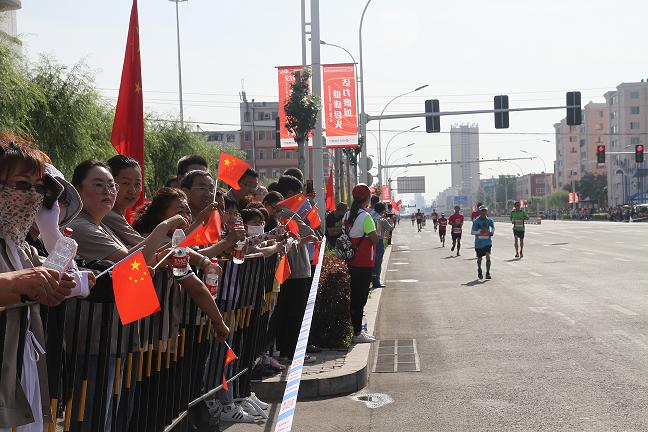 开元平台公司齐心协力护航包头首届马拉松赛3.jpg